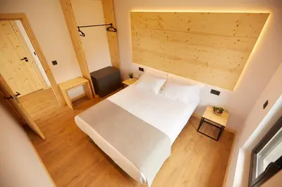 an overhead view of a bedroom with a large bed at Apartamentos Arumes do Mar e Montaña - Viveiro in Viveiro