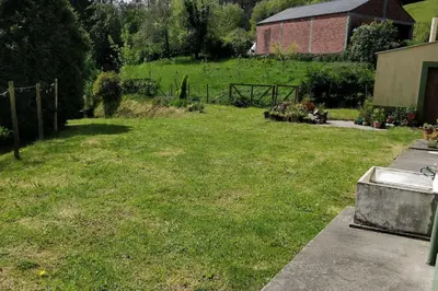 a yard with a field of grass and a barn at Casa do Gaiteiro - Casa de Aldea en O Pereiro in Pereiro