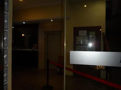 a room with a glass door with a camera at Hostal Coruña in Astorga