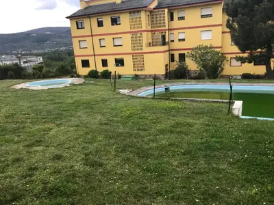a building with a swimming pool in front of a building at Precioso PISO en Villafranca del Bierzo in Villafranca del Bierzo