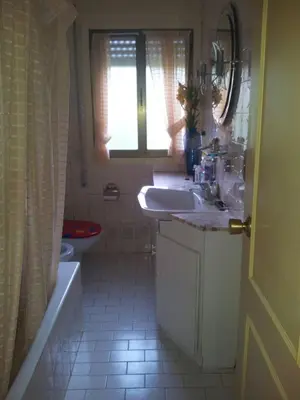 a bathroom with a sink and a tub and a toilet at Precioso PISO en Villafranca del Bierzo in Villafranca del Bierzo