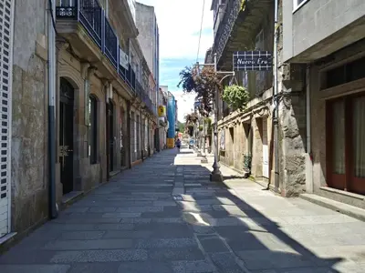 an empty street in a city with buildings at Apartamento La Real in Caldas de Reis