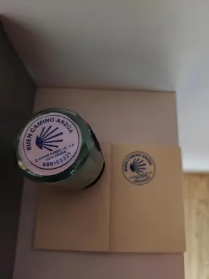 two labels on a box in a room at Buen Camino Arzua in Arzúa