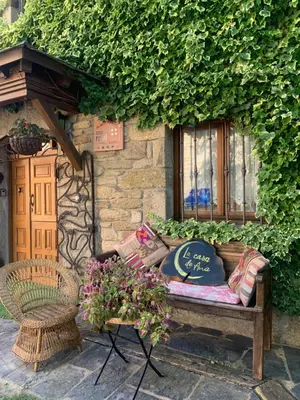 a bench sitting in front of a building with a window at Villa Rural 