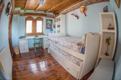 a small bedroom with a bed and a desk at Villa Rural 