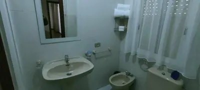 a bathroom with a sink and a toilet and a mirror at Apartamento de 4 habitaciones en el Centro de Monforte in Monforte de Lemos