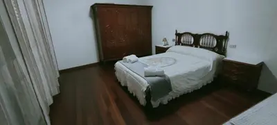 a bedroom with a bed with a wooden headboard at Apartamento de 4 habitaciones en el Centro de Monforte in Monforte de Lemos