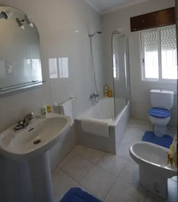 a bathroom with a sink and a tub and a toilet at Apartamento de 4 habitaciones en el Centro de Monforte in Monforte de Lemos