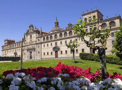a large building with flowers in front of it at Apartamento de 4 habitaciones en el Centro de Monforte in Monforte de Lemos