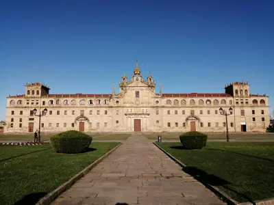 a large building with a pathway in front of it at Apartamento Lemavos in Monforte de Lemos
