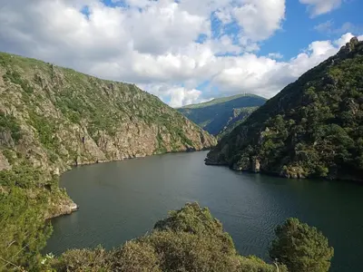 a view of a river between two mountains at Apartamento Lemavos in Monforte de Lemos