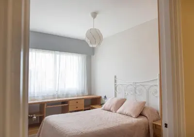a bedroom with a bed and a window at AMPLIO APARTAMENTO EN BURELA in Burela de Cabo