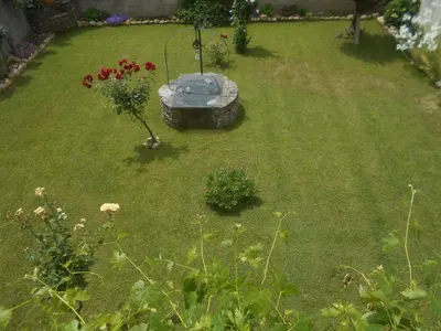 a garden with a fountain in the middle of a yard at XARDÍN DE ESTRELAS *** in Sarria
