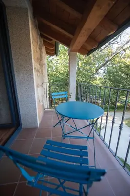 a table and chairs on the balcony of a house at Casa de Anamá in Entrecinsa