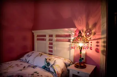 a bedroom with a bed and a lamp on a table at Casa de Anamá in Entrecinsa