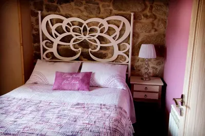 a bedroom with a bed with a purple pillow at Casa de Anamá in Entrecinsa