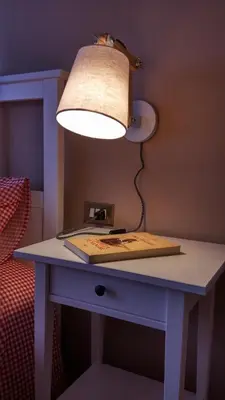 a desk with a lamp on top of a table at Amplio apartamento a 5 minutos del centro in Lugo