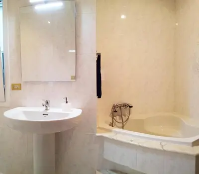 a bathroom with a sink and a bath tub at Amplio apartamento a 5 minutos del centro in Lugo