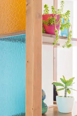 a shelf with potted plants on top of it at Apartamento Rosaleda in Melide