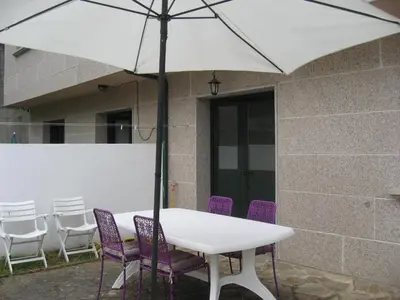 a white table with purple chairs and an umbrella at En plena Ribera Sacra CasaCocó in Ferreira de Panton