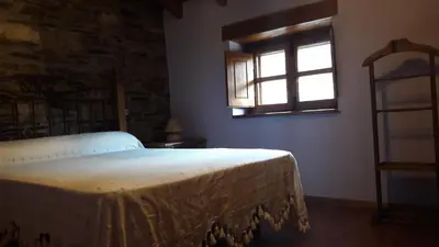 a bedroom with a bed and a window at Casa rural Albina in Susañe del Sil