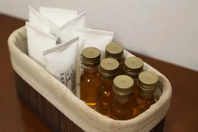 a basket with four bottles of honey and some tissues at Céntrico exterior amplio 110 m. in Santiago de Compostela