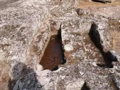 a stone cave with a hole in the ground at Piso Top en Plaza Mayor in Ribadavia