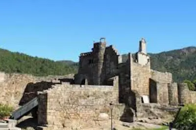 an old castle sitting on top of a hill at Piso Top en Plaza Mayor in Ribadavia