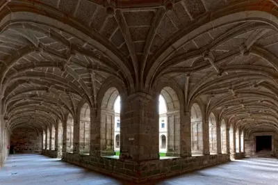 an arcade of an old building with arched ceilings at Piso Top en Plaza Mayor in Ribadavia