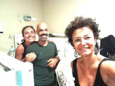two men and a woman standing in a bathroom at Oli Vita Hostel ALBERGUE CON ENCANTO in Viveiro