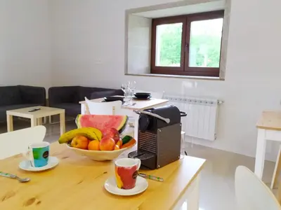 a kitchen with a table with a bowl of fruit at REMANSO DE TRASFONTAO Casa das Árbores & Bubble in Silleda