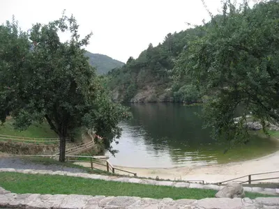 a view of a river with trees and a fence at Ribera Sacra ( apartamento Rural ) in Ferreira de Panton