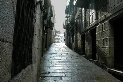 an empty alley way in an alley between two buildings at O Tipico in Ribadavia