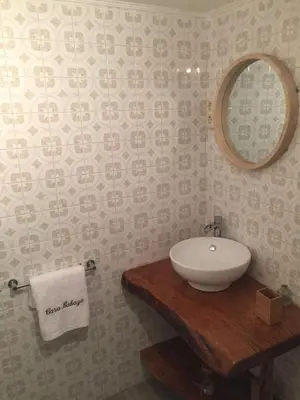 a bathroom with a sink and a mirror at Casa Labazá in Villarmayor