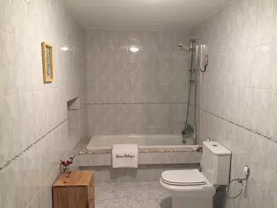 a bathroom with a toilet and a bath tub at Casa Labazá in Villarmayor