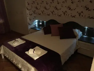 a bedroom with a large bed with towels on it at vivienda vacacional Iguazu in Ribadeo