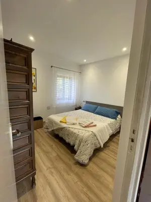 a bedroom with a bed and a window at Chalet xeitosiño in Astorga