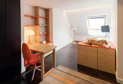 a small bedroom with a desk and a desk chair at Exclusiva vivienda de lujo in Foz