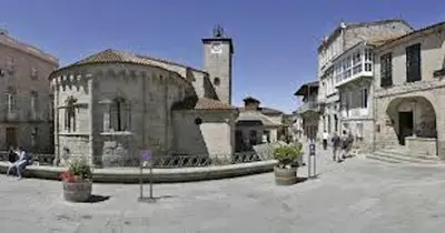an old building with a clock tower in a town at Vivenda turística CENTRO HISTÓRICO in Allariz