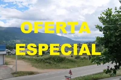 a yellow sign that says opera special on the side of a road at Hospedaje O Camiño in O Barco de Valdeorras