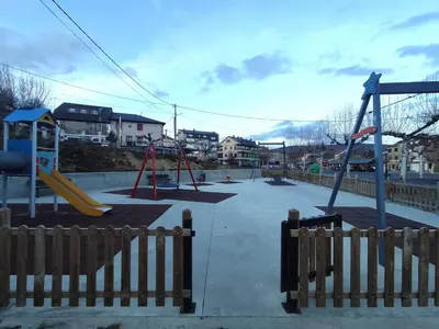 a playground with two swings and a slide at DÚPLEX SANABRIA in El Puente