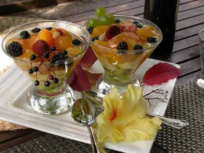 a tray with two vases filled with fruit on a table at Apartamentos Rurales Buenamadre in Pola de Somiedo