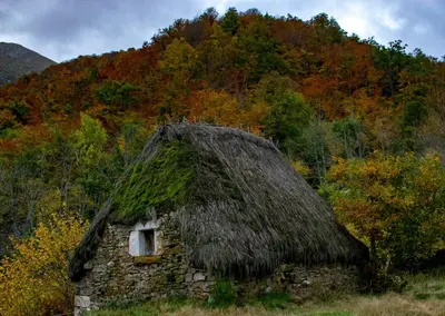 an old stone house with a grass roof at Casa Serafo in Saliencia