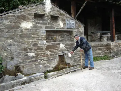 a man standing in front of a stone building at Carriles Romanos in Odollo