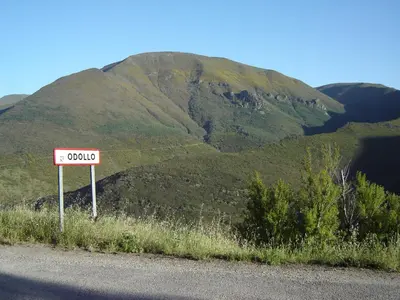 a sign on the side of a road in front of a mountain at Carriles Romanos in Odollo