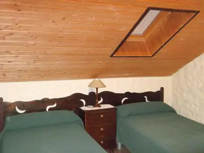 a bedroom with two beds and a skylight at Carriles Romanos in Odollo