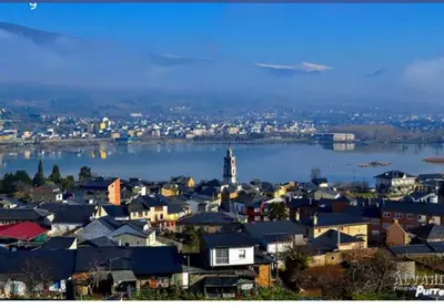 a city with a town and a large body of water at Casa Penelas in Petín