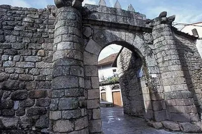 an old stone bridge with an arch way at Vintage Ribadavia in Ribadavia