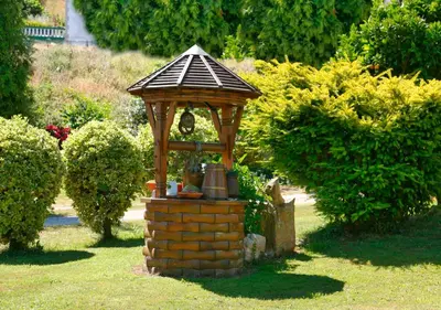 a small gazebo in the middle of a yard at Casa Elena Turismo Rural in Reinante