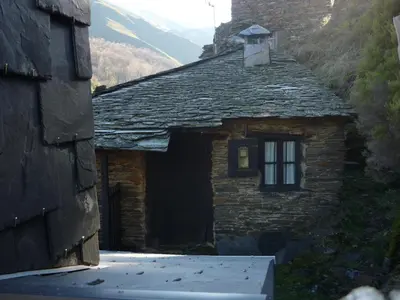 a small stone building with a small window on it at Casa Do Concello in Arnado